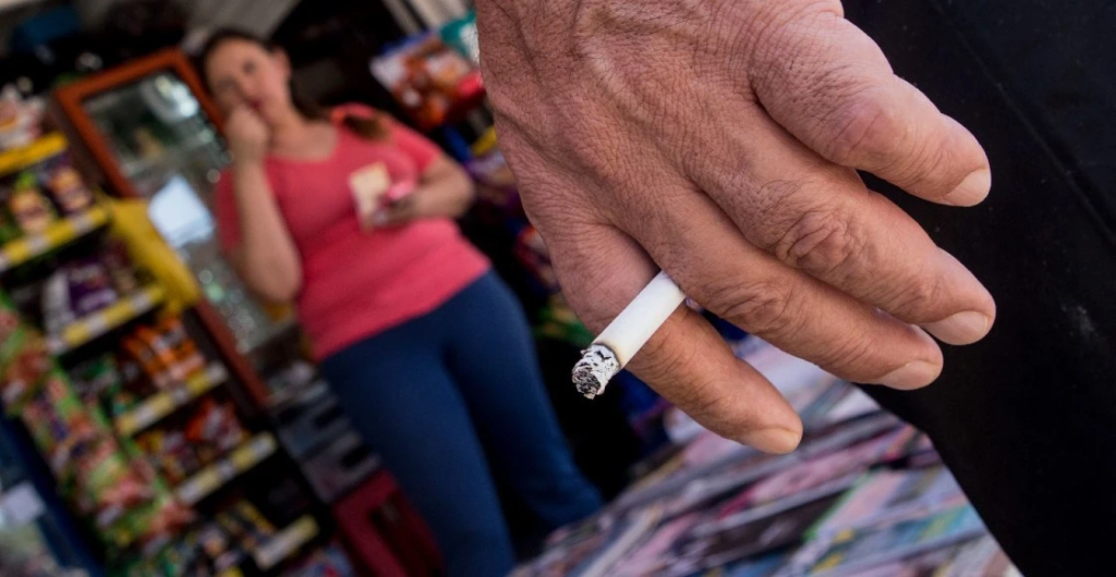 La lista completa de todos los lugares donde ya no podrás fumar en México