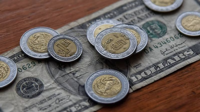 “Superpeso” se fortalece y cotiza hasta en 18.52 unidades por dólar