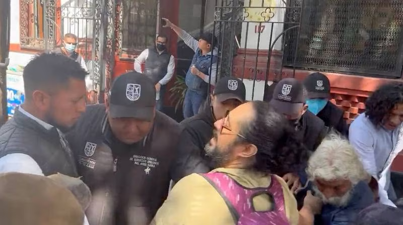 Personal de la alcaldía Cuauhtémoc revienta manifestación afuera de casa de Sandra Cuevas