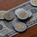 ¡A punto de romper la barrera! Peso mexicano amanece en 17.98 frente al dólar