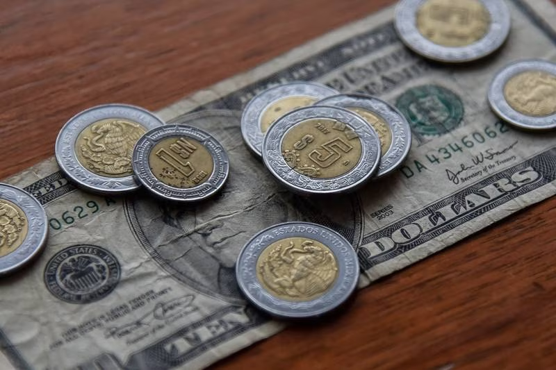 ¡A punto de romper la barrera! Peso mexicano amanece en 17.98 frente al dólar