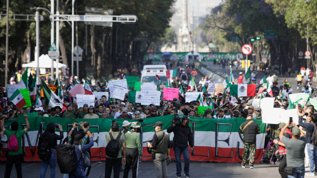 Militares marchan en CDMX contra las detenciones por actos “en cumplimiento del deber”