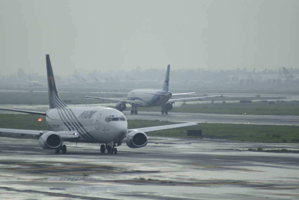 Inician investigaciones por impacto de aviones en el AICM