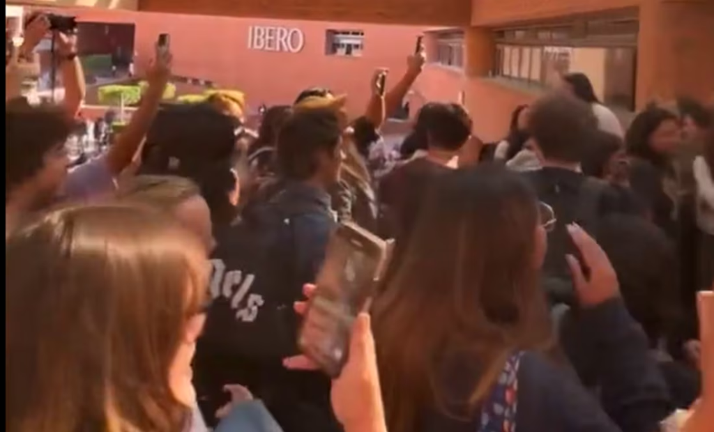 Protestan estudiantes de la Ibero por alza de colegiaturas y falta de transparencia en el presupuesto