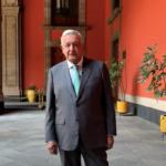 Reaparece AMLO tras 72 horas; confirma COVID y que sí se desvaneció