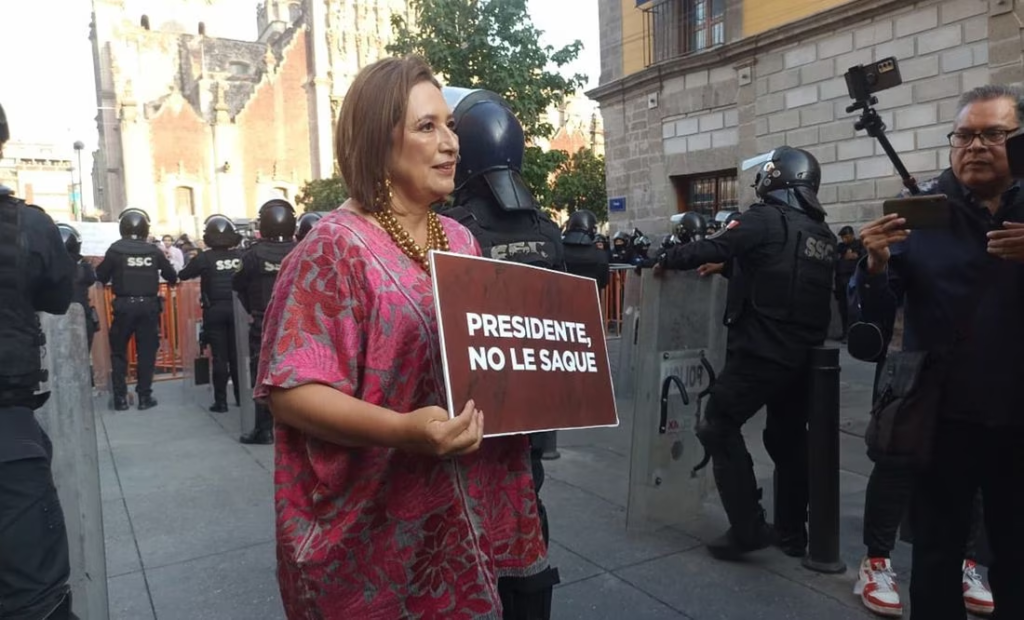 “Me tuvo miedo”: Impiden acceso a Xóchitl Gálvez a la mañanera de AMLO, pese a orden de juez