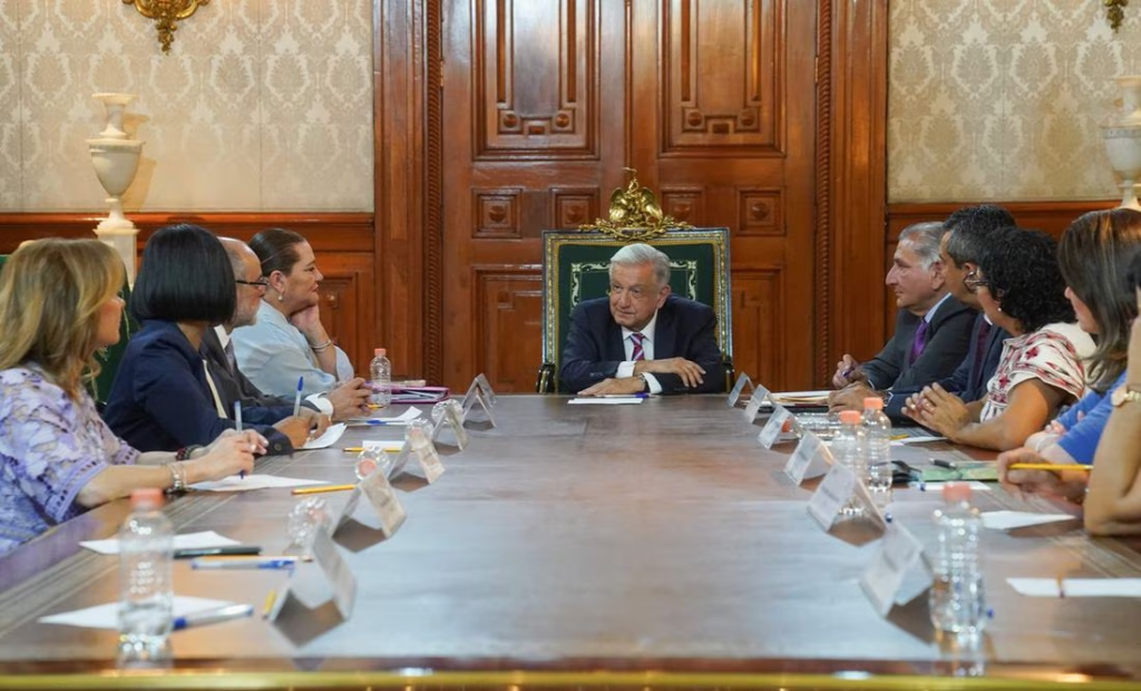 Presupuesto y equidad en la elección, temas de reunión entre AMLO y consejeros del INE