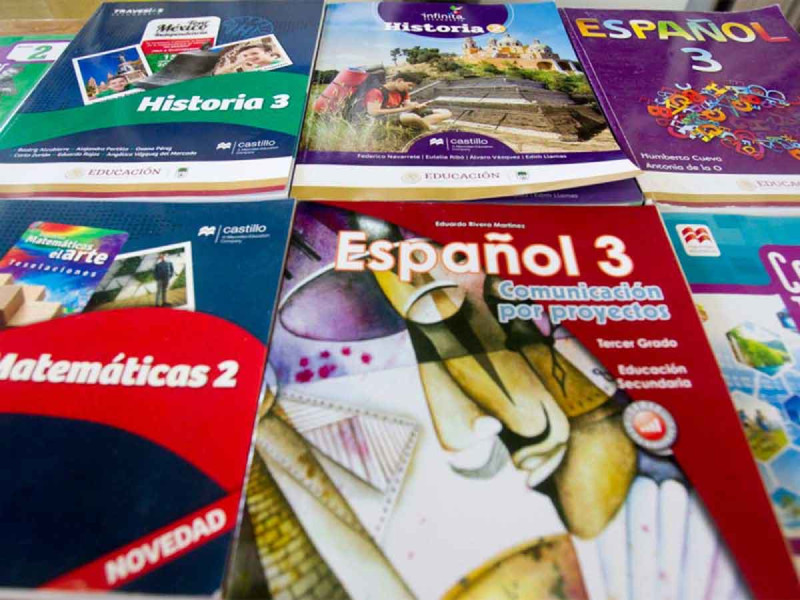 Piden a padres devolver libros