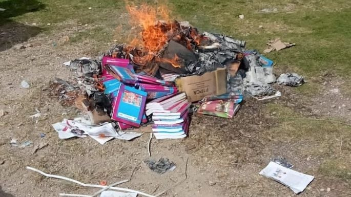Queman libros de texto de la SEP en una comunidad de Chiapas