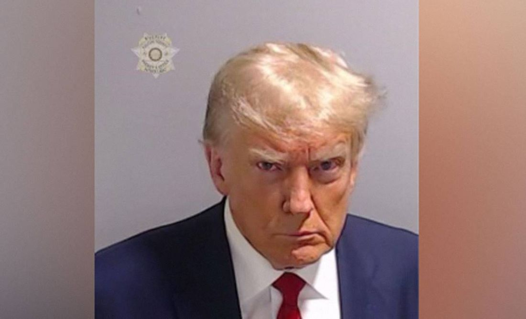 De corbata roja y rostro fúrico; difunden foto de Trump fichado en cárcel de Georgia
