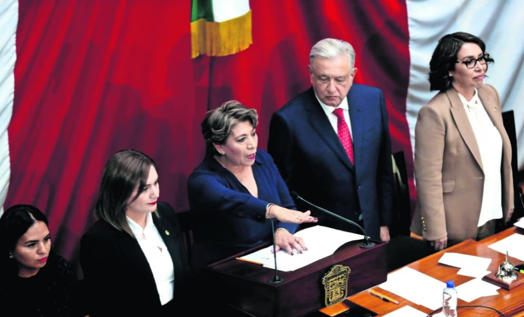 Arropada por AMLO, Delfina asume el poder del Edomex