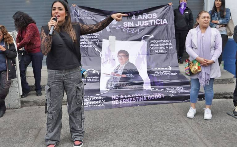 Colectivos feministas protestan frente al bunker contra reelección de Ernestina Godoy