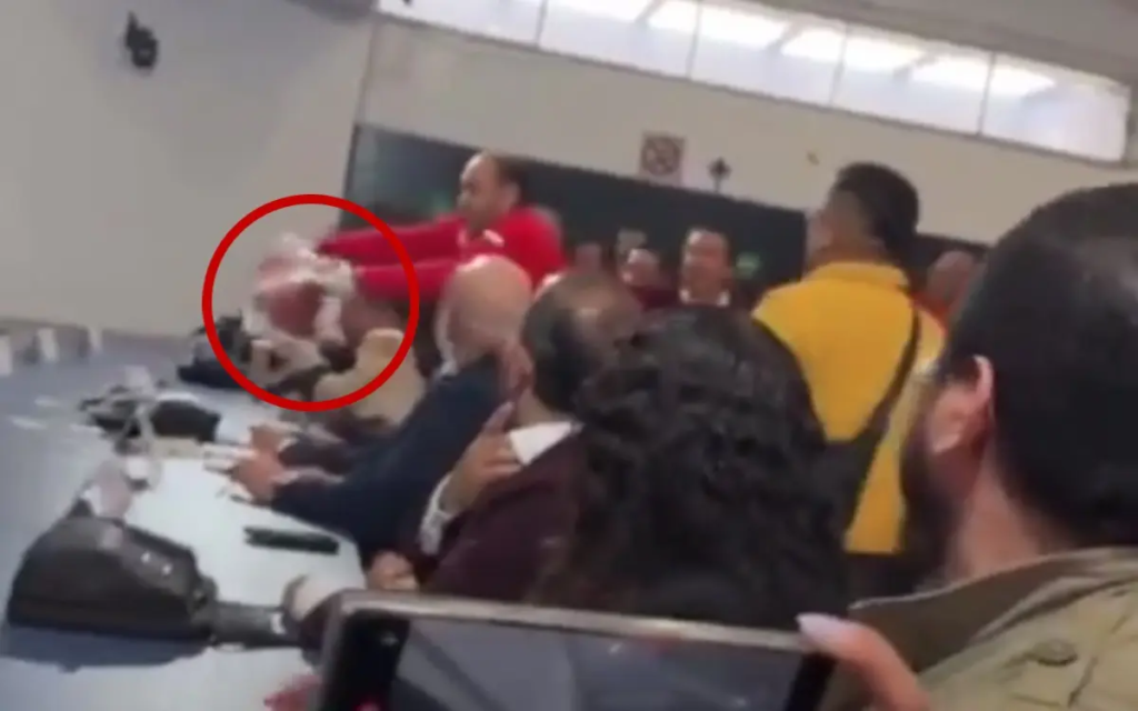 Arrojan cabeza de cerdo en mesa de diálogo de la UNAM