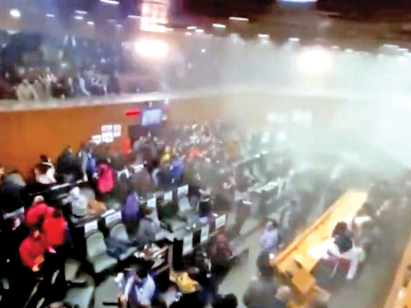 Asalto en Congreso de NL; designan interino a Luis Enrique Orozco