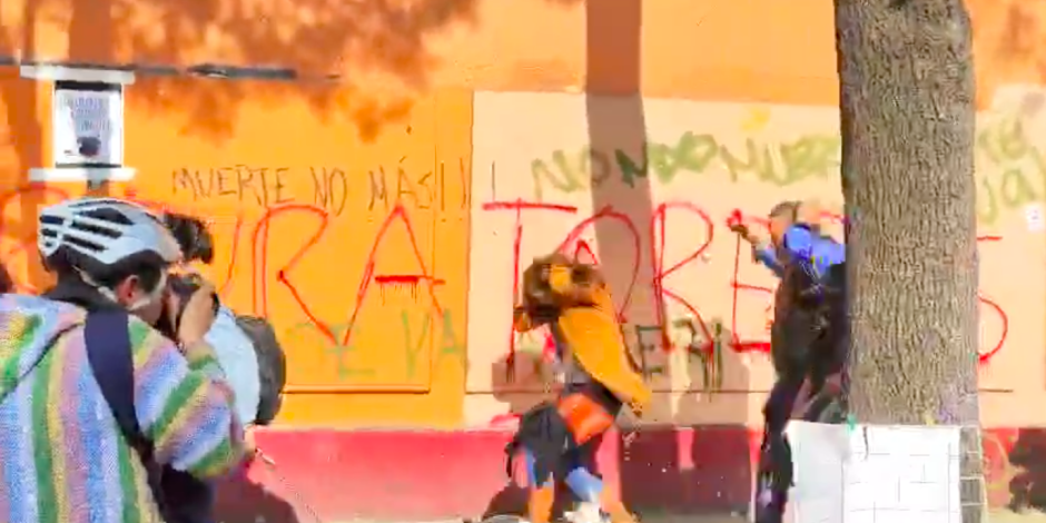 Asistentes a la Plaza México son agredidos por manifestantes contra corridas