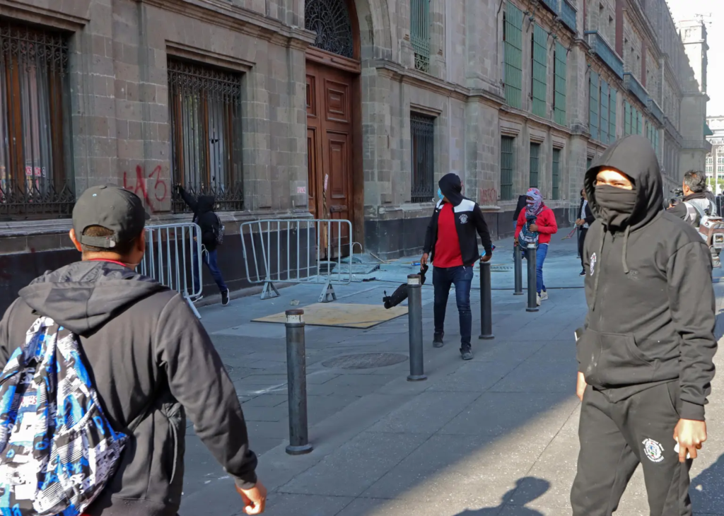 AMLO acusa al PRI por asalto a Palacio Nacional durante protestas por Ayotzinapa