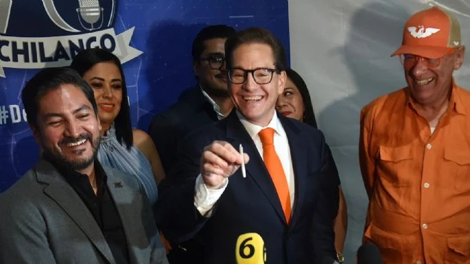 Chertorivski muestra un “porro” de mariguana durante el debate