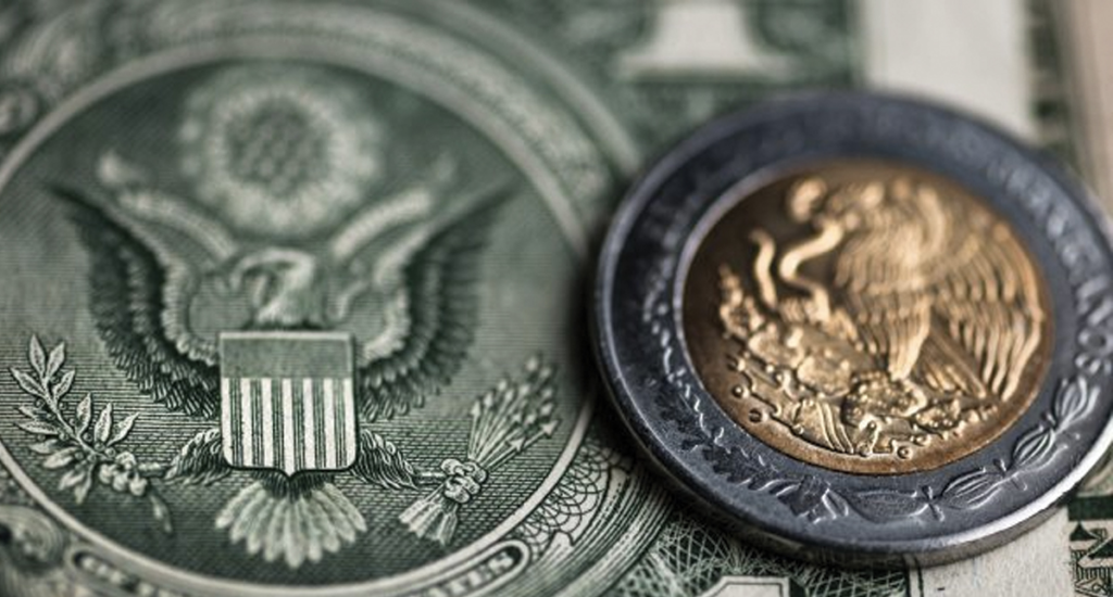Peso vuelve a caer frente al dólar en semana marcada por la volatilidad