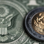Peso vuelve a caer frente al dólar en semana marcada por la volatilidad