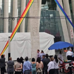 Rompen banderas LGBT en oficinas del Infonavit; «es un acto de barbarie», dice su director