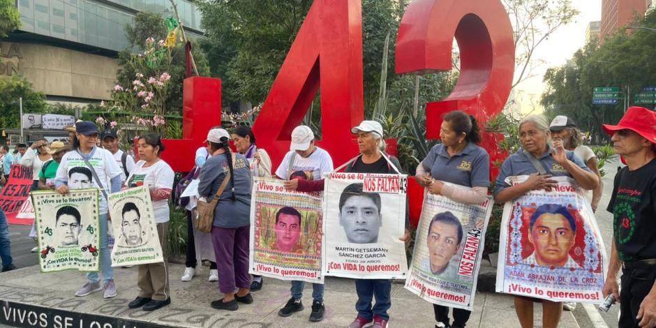 Padres de los 43 normalistas responden a informe de AMLO: «Nos ha mentido»