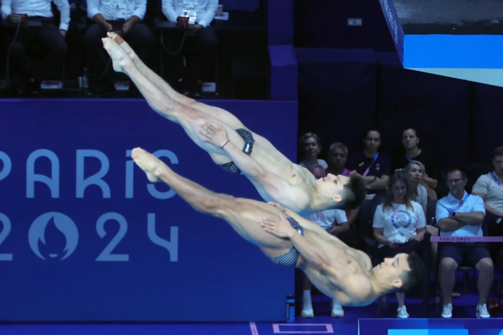 Clavadistas Osmar Olvera y Juan Celaya obtienen medalla de plata para México en París 2024