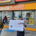 Diputado de Morena pide clausurar tiendas Oxxo cercanas a escuelas en Oaxaca por «atentar» contra salud de estudiantes