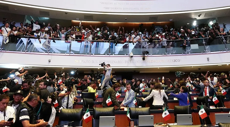 Senado aprueba en fast track «supremacía constitucional»; hará intocables reformas de Morena frente a la Corte