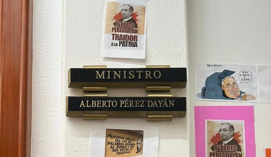“Es una pena terminar así”: repudio a Pérez Dayán llega hasta su oficina