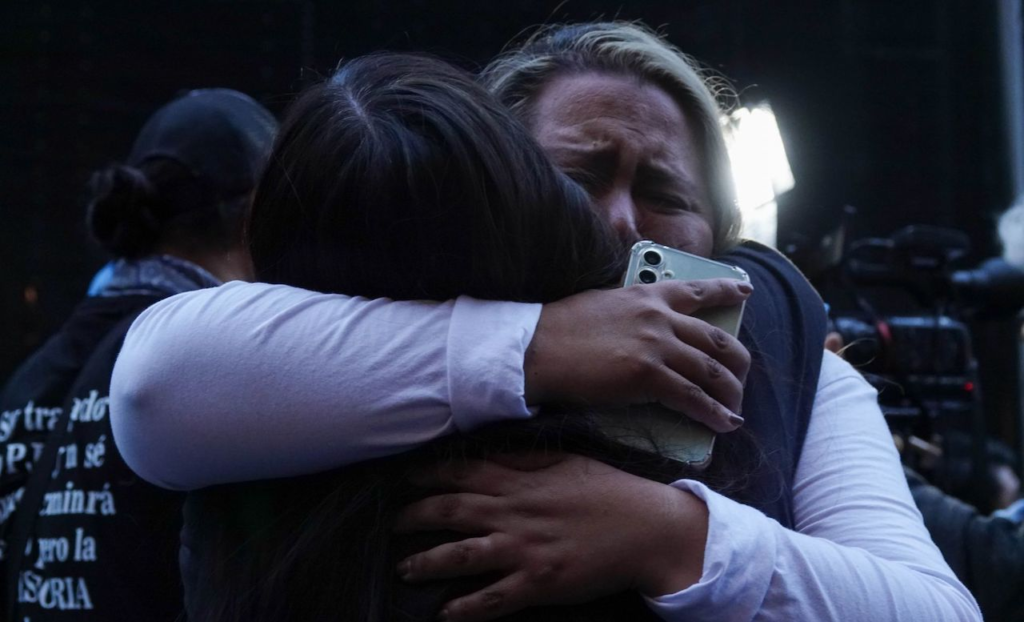 DOLOR Y ENOJO CONTRA PÉREZ DAYÁN AFUERA DE LA CORTE