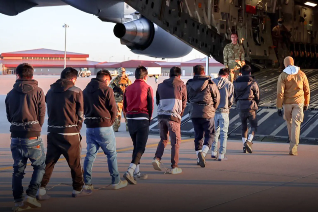 Inicia EE.UU. con vuelos de deportación de migrantes; Casa Blanca publica imágenes de esposados