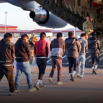 Inicia EE.UU. con vuelos de deportación de migrantes; Casa Blanca publica imágenes de esposados
