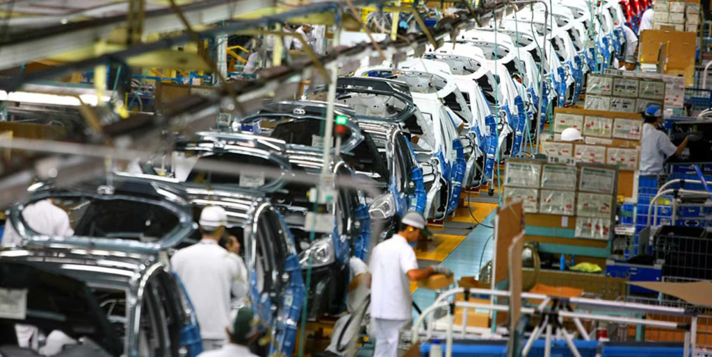 Trump amenaza con imponer «grandes aranceles» a autos fabricados en México