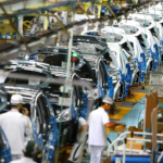 Trump amenaza con imponer «grandes aranceles» a autos fabricados en México