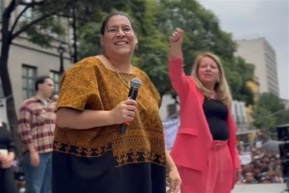 LENIA BATRES EN MODO CAMPAÑA… EN LA CÁMARA DE DIPUTADOS CON LEGISLADORES DE MORENA.