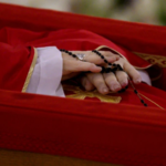 El Vaticano difunde las primeras imágenes del féretro del papa Francisco y anuncia la fecha del funeral
