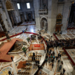 Filas interminables de fieles para despedir al papa Francisco