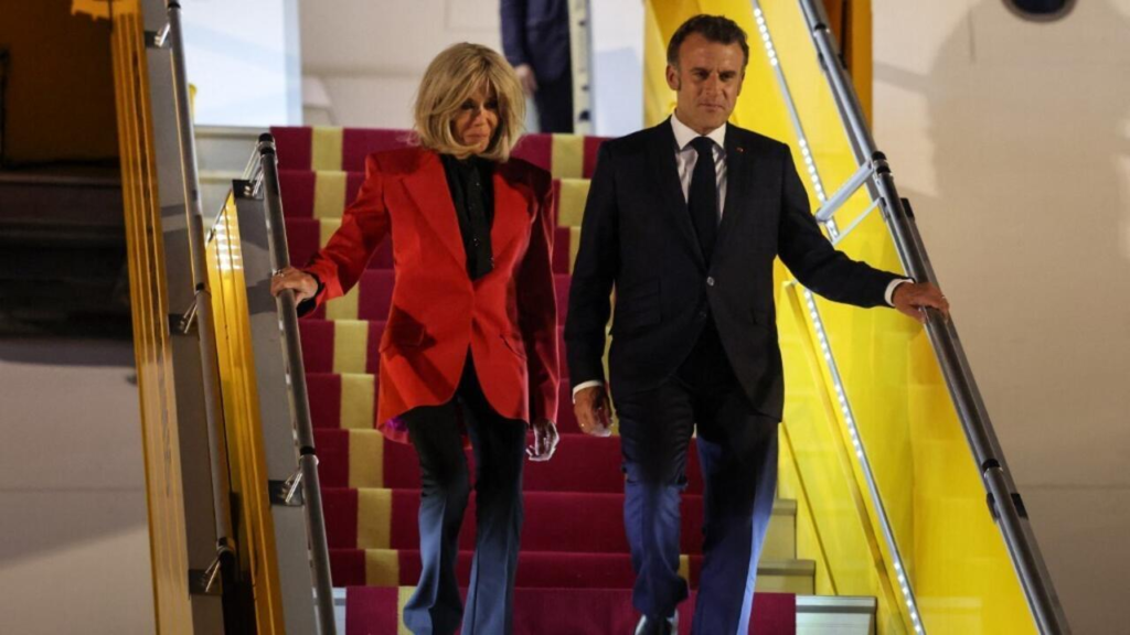 ¿Macron fue cacheteado en público por su esposa? Presidente de Francia aclara: ‘Estábamos bromeando’