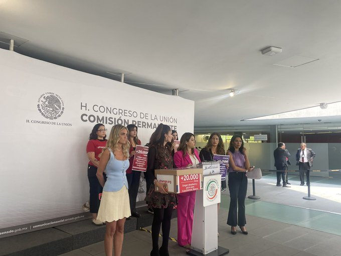 Entregan 23 mil firmas a la Comisión Permanente para pedir el desafuero de Cuauhtémoc Blanco