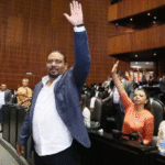 “¿Van a Tokio?”: Exhiben a diputado de Morena votando en pleno vuelo