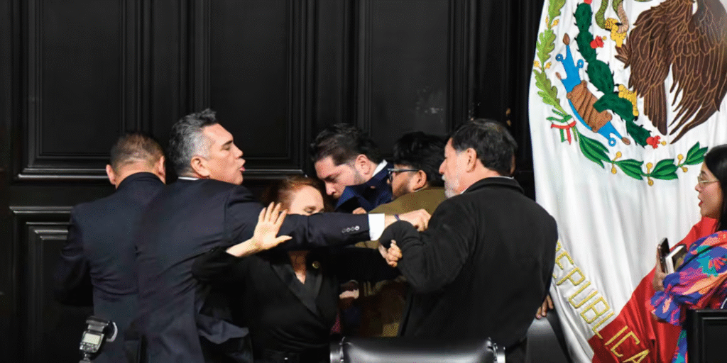 Acaba en episodio violento acalorada sesión en Congreso