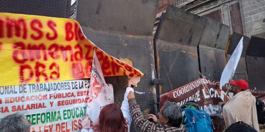 Despliegan megablindaje en Palacio ante protesta de CNTE; maestros ingresan por Catedral