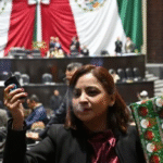 Morena prohíbe vapeadores… y los usan en posada