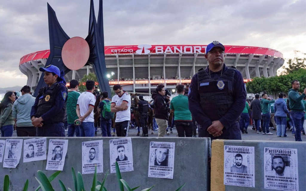 ¡México campeón, en desaparición!’; madres buscadoras protestaron previo al México-Portugal