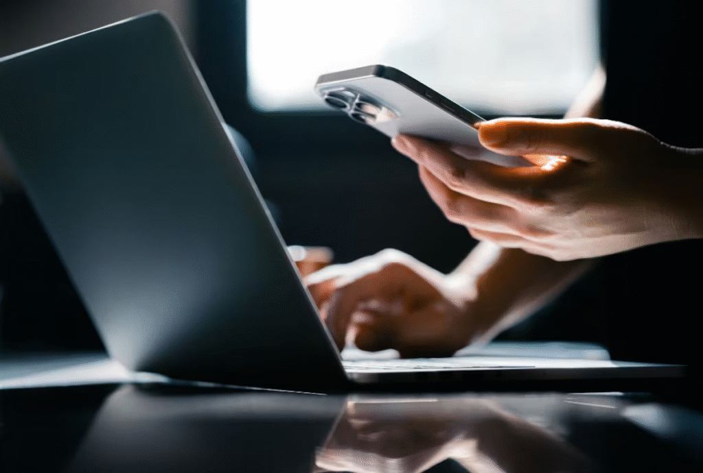 Ahora te quieren cobrar por comprar celular, computadora o tableta: así funcionaría el “moche digital”