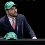 Con gorra estilo Trump en tribuna, priista llama “morenarcos” a legisladores oficialistas